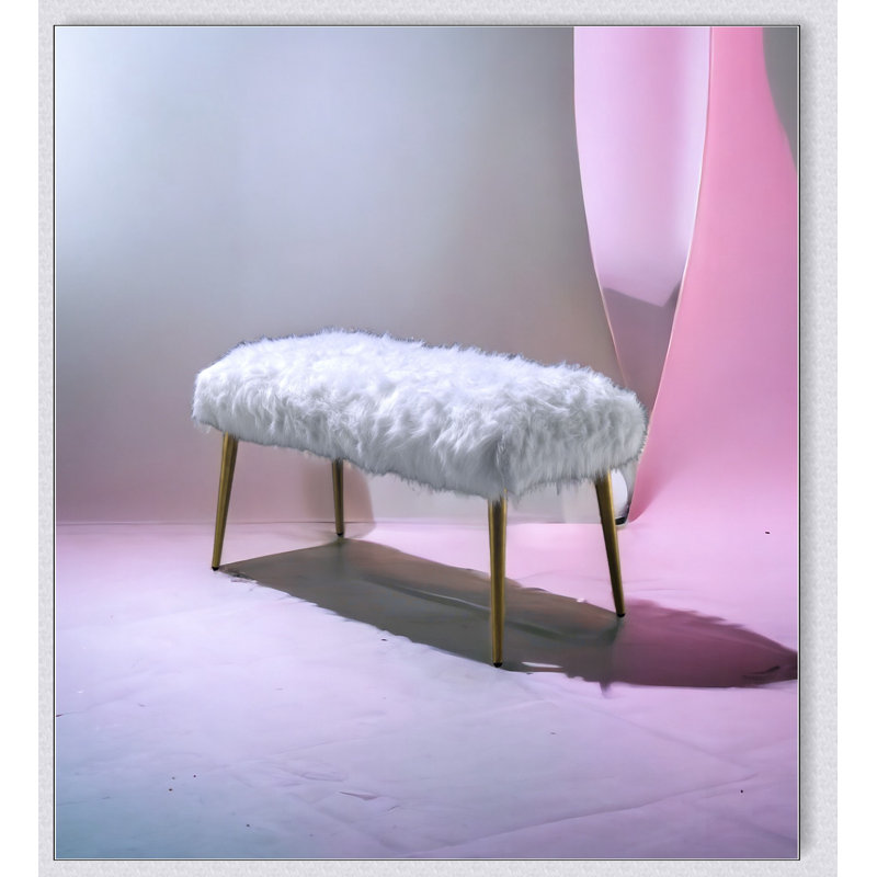 Luxueux banc de salon en fausse fourrure blanche et finition dorée, parfait pour les sièges élégants et les décors modernes.