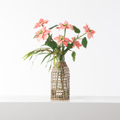 Arrangement illusion d'eau de Noël en forme de poinsettia et d'eucalyptus des Fêtes en rotin et verre