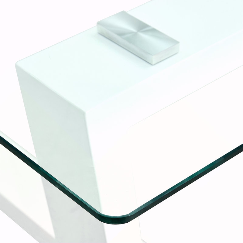Ensemble de table et de chaises. Une table de salle à manger rectangulaire comprend un plateau en verre trempé et un support en panneau de fibres à densité moyenne blanc élégant.