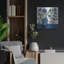 "Vase de fleurs bleues" par Holly Wojhan-1660363794