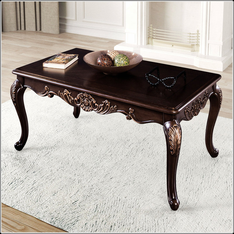 1 table basse rectangulaire de style traditionnel avec pieds incurvés, bois massif et motif sculpté
