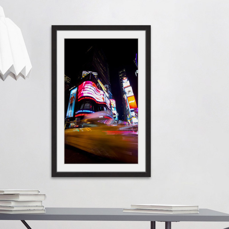Time Square by Night par Praxis Studio - reproduction de photo encadrée, H 18 po x l 12 po