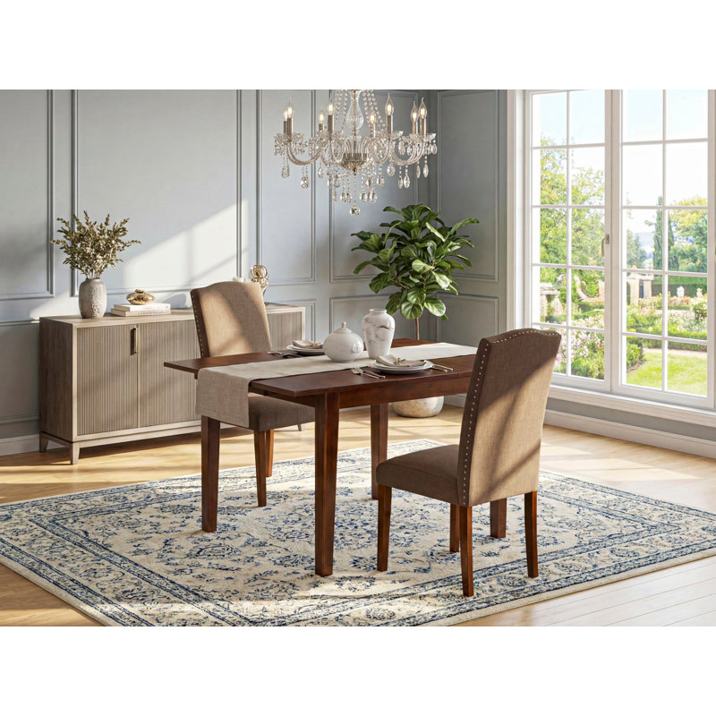 L'ensemble de table de salle à manger 3 pièces comprend une table de cuisine rectangulaire avec une feuille de papillon et 2 chaises parsons en tissu café foncé en acajou