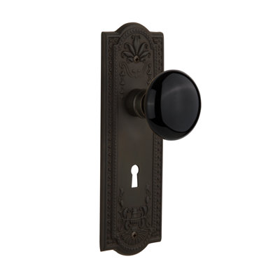 Plaque Meadows avec trou de serrure décoratif et bouton de porte en porcelaine noire