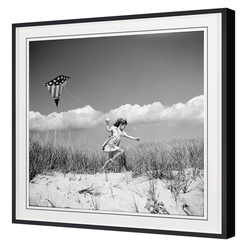 «Little Girl With Kite» par Grand archives, Cadre noir, H 36 po x l 36 po