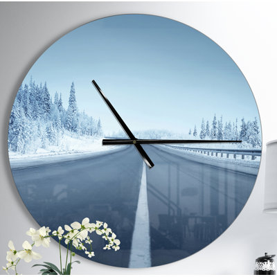 Route dans la forêt d'hiver - horloge murale moderne