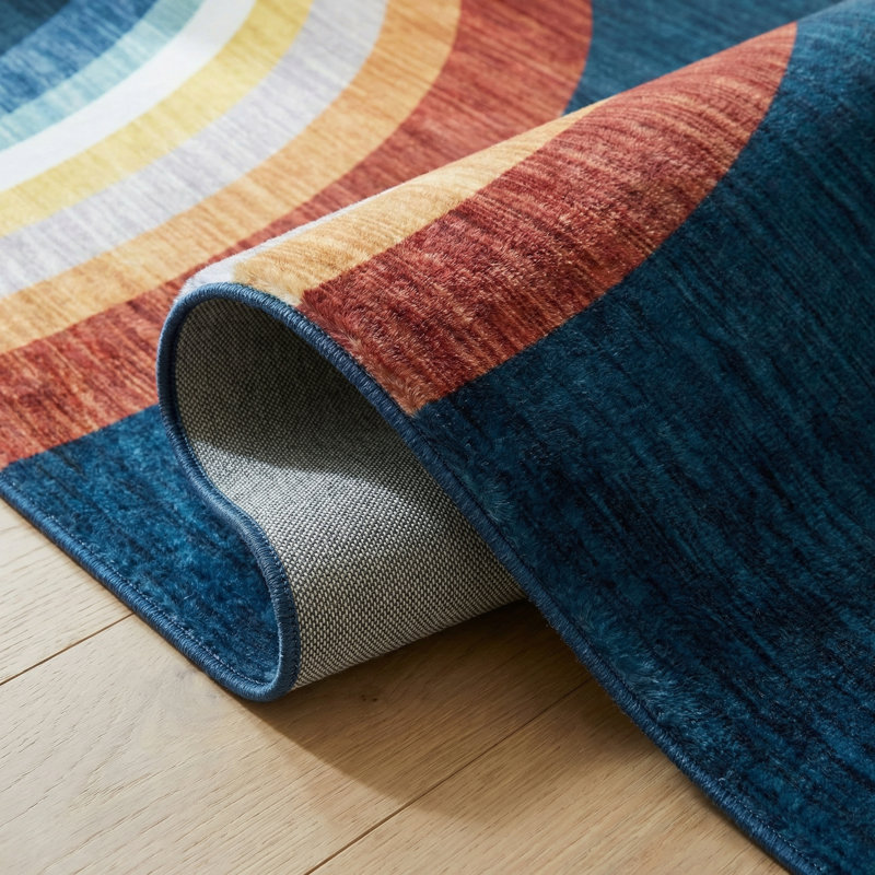 Tapis pour enfant arc-en-ciel bleu marine / rouge 7 pi x 10 pi (6 pi 7 po x 9 pi 6 po) Branch Marlow, tapis contemporain, à poils moyens et résistant aux taches