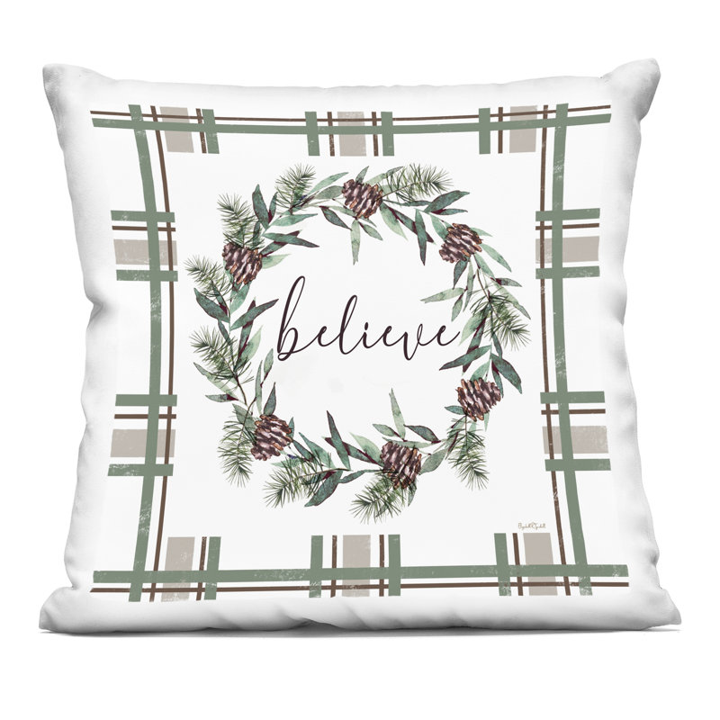 «Believe Wreath on Green Plaid», coussin décoratif imprimé par Elizabeth Tyndall
