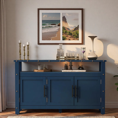Buffet vintage avec deux espaces de rangement, un compartiment fermé, des pattes ajustables, des rivets métalliques et des poignées en métal.