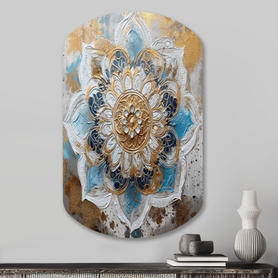 «Blue and Gold Mandala I - Boho Mandala», art mural en métal asymétrique bleu
