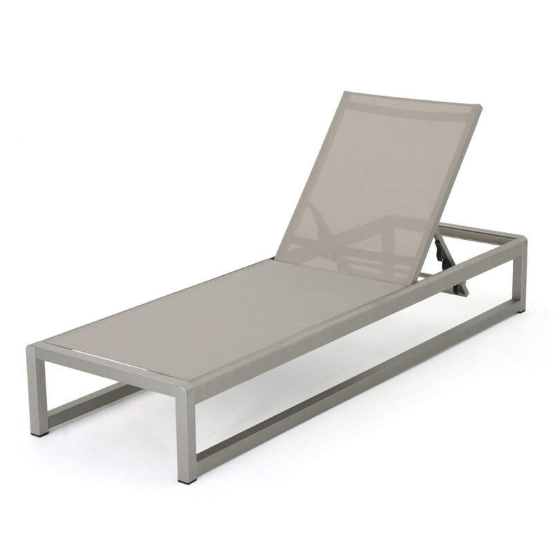 2 chaises longues réglables en maille grise, base stable en aluminium réglable en gris, fabriquées avec une structure et des sièges en filet, style classique pour une expérience de détente agréable en plein air