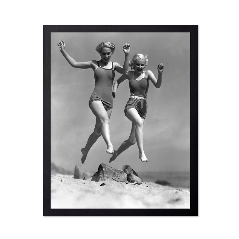 Actrices qui courent sur la plage, 12"H x 16"W, Poster, Unframed