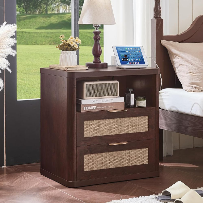 Ensemble de 3 meubles en rotin, style bohème bois : commode à 6 tiroirs (122 cm), commode haute (107 cm), table de chevet 2 tiroirs (58 cm) avec station de recharge.