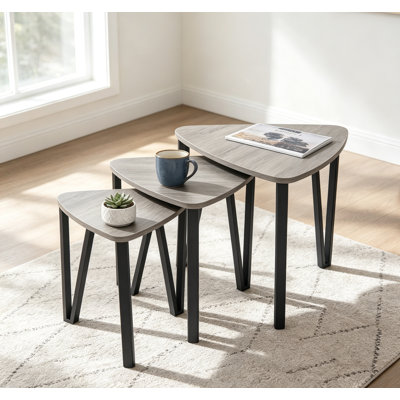 Ensemble de 3 tables basses gigognes triangulaires, tables d'appoint empilables industrielles avec structure en métal et plateau gris rustique pour le salon