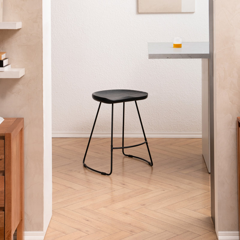 Tabouret de bar en bois massif Alberts, Petit tabouret (siège d'une hauteur de 24 po), Noir