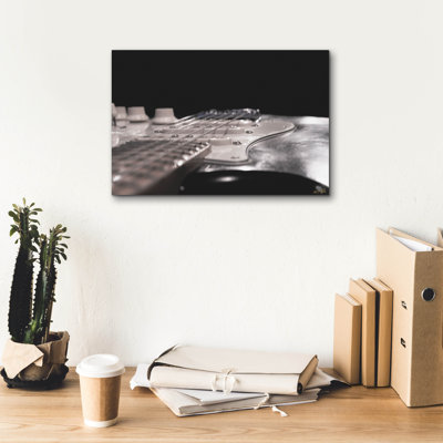 «Epic Graffiti», "Corps de guitare" par Life BeautifuLEE, art mural sur toile, 18 po x 12 po