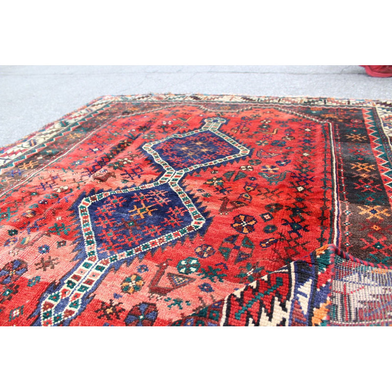 Tapis unique en laine noué à la main des années 1950 de 4 pi 12 po x 5 pi 11 po en rouge / bleu / beige