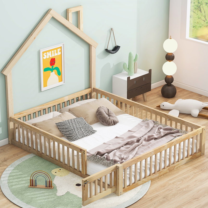 Lit plateforme en bois de style maison avec garde-corps pour enfants offrant un espace de sommeil sécuritaire et enchanteur