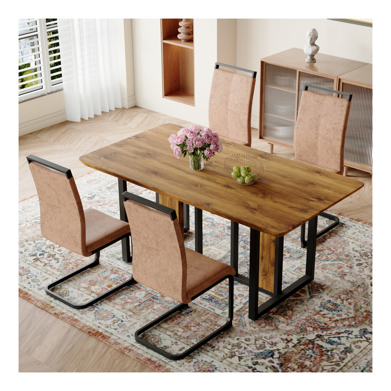 Ensemble de table et de chaises Ensemble de table de salle à manger en bois aggloméré texturé 67 po x 36 po avec chaises en tissu brun. Autocollant MDF, autocollant texturé de couleur bois, pieds de chaise de salle à manger en C noir, convient à la