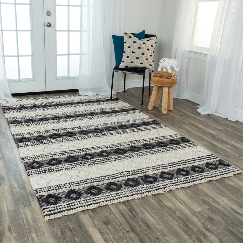 Tapis rayé noir / beige fait à la main, Rectangle de 5 pi x 7 pi 6 po