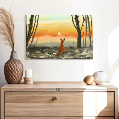 Renard Brampt regardant un coucher de soleil en hiver