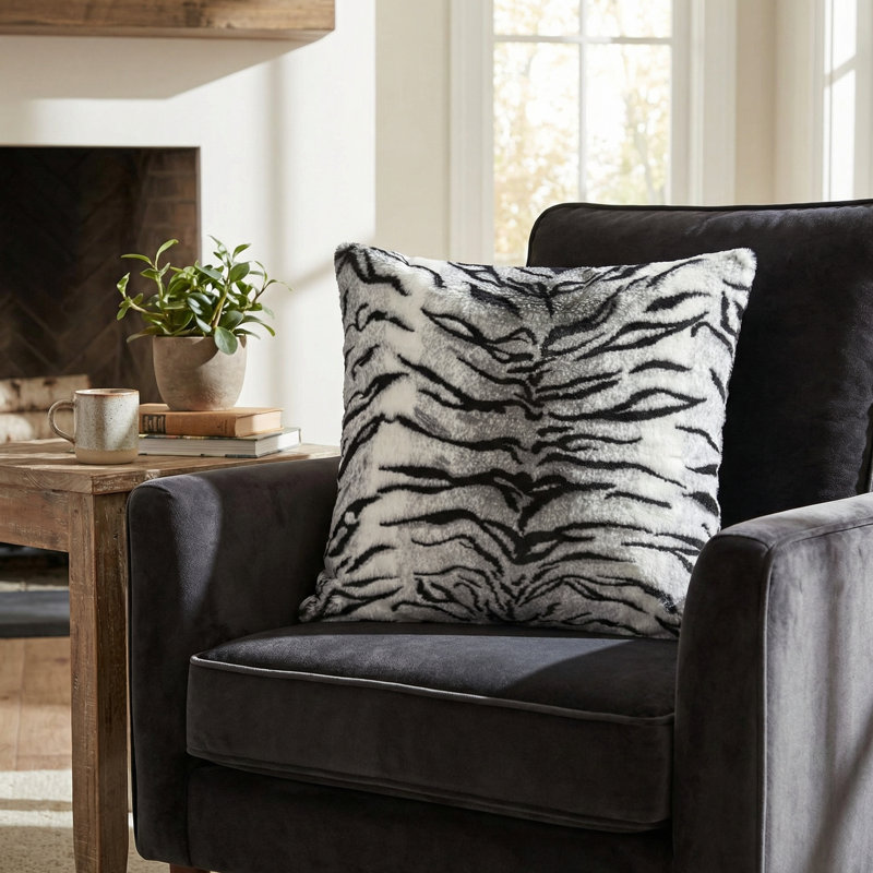 Coussin décoratif à imprimé animalier en fausse fourrure Fancy, 24 po x 24 po