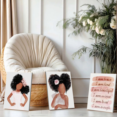 Ensemble de 3 affiches encadrées, représentant une jeune fille afro-américaine sur toile. Ces affiches, aux cheveux bouclés et accompagnées de citations positives, sont parfaites pour décorer une chambre d'enfant ou une salle de jeux. Elles peuvent aussi servir de décoration murale inspirante.