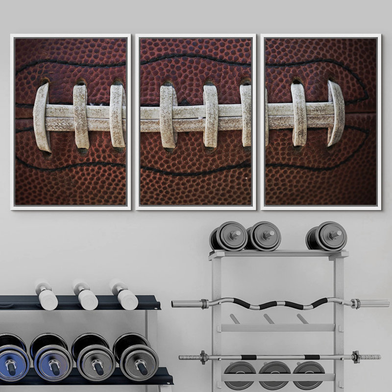Gros plan sur les lacets de football américain - impression multi-pièces, H 24 po x l 48 po x 1,5 po, Cadre flottant blanc