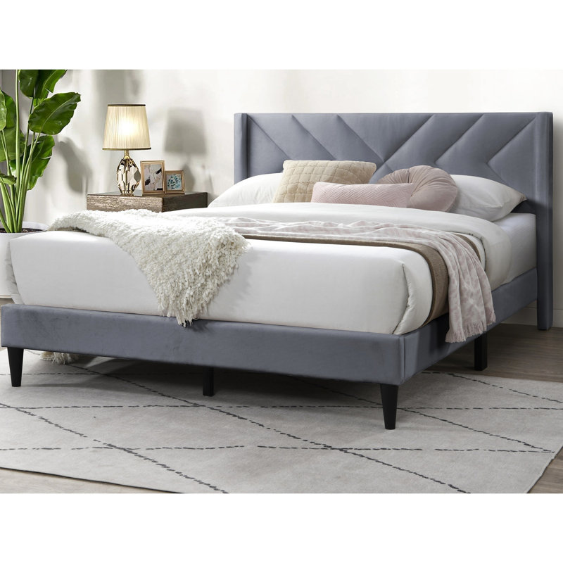 Grand lit tapissier contemporain en velours gris, tête de lit profilée, lit en lattes de bois de style moderne en velours gris, base à lattes géométrique