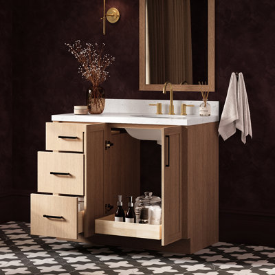Meuble-lavabo de salle de bain avec lavabo ovale simple décalé à droite de 107 cm (42 po) et comptoir en quartz blanc de Carrare de 3,8 cm (1,5 po) d'épaisseur, fini chêne naturel