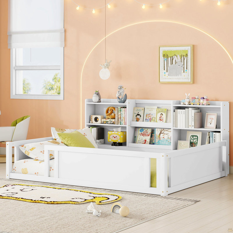 Lit plateforme pleine grandeur en bois avec barrière de sécurité et tablettes de rangement pratiques, cadre de lit pour enfant peu encombrant, blanc