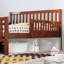 Lit plateforme simple en noyer avec garde-corps et deux tiroirs de rangement spacieux, conception simple pour le confort de la chambre à coucher, bois de pin massif léger, 8 supports en bois, option d'utilisation de l'espace