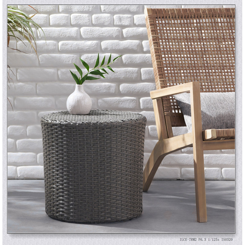 TABLE D'APPOINT RD BARREL UNE TOUCHE DE POLYÉTHYLÈNE EN rotin 17,50 po x P 17,50 po x H 16,75 po
