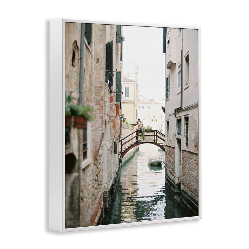 Couple sur le pont du canal, estampe numérique de Justine Milton, Giclée encadrée blanc bord de mer, H 20 po x l 16 po
