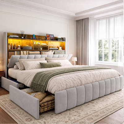 Cadre de lit King Size avec tête de lit de rangement dissimulée et 4 tiroirs, tête de lit de rangement en velours de 130 cm de haut avec éclairage DEL et station de recharge, sommier non requis, lattes métalliques robustes, silencieux, gris pâle
