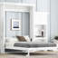 Grand lit, blanc, lit peu encombrant, tablettes de rangement à persiennes et pin