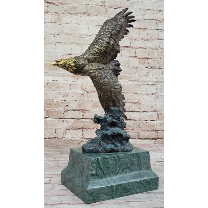 Aigle chauve américain volant sur le côté, sculpture en bronze sur base de marbre vert