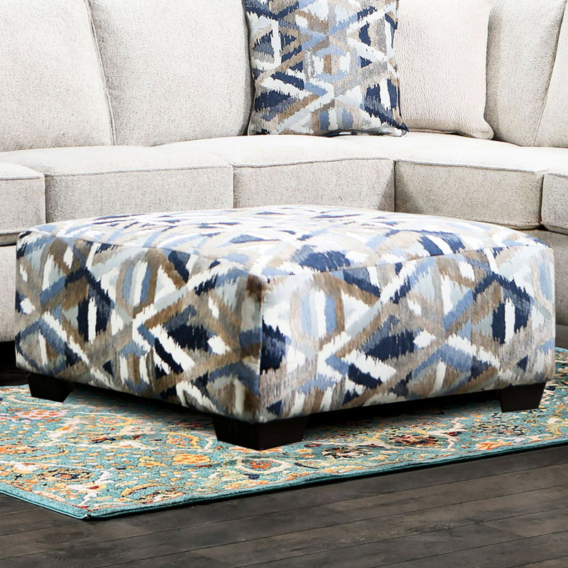 Carré de style contemporain avec sièges à ressorts ensachés, pieds fuselés en plastique, motif multi-finitions bleu et brun sur la surface, l 38 po de profondeur, 17 po de hauteur avec base design, L 38 po x l 38 po H