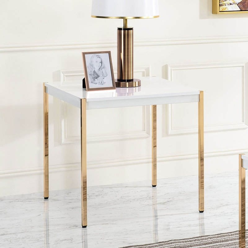 Table de bout carrée dorée avec plateau blanc et pieds en métal, surface épaisse de 53 mm, aspect simple, profondeur totale de 24 po dans toutes les dimensions