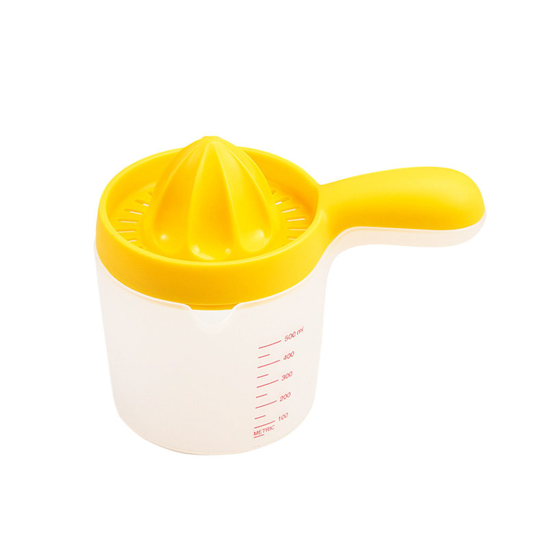 Presse-agrumes manuel pressant la tasse à citron avec balance tenant la main et pressant le jus, Yellow,Grey