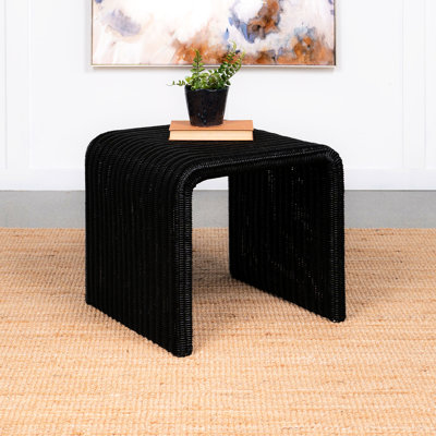 Table d'appoint carrée noire, texture tissée rétro, style en forme de U, ajoutant une touche glamour à votre espace. Silhouette élégante, pour diverses utilisations.