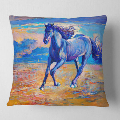Housse et insert de coussin cheval galopant au-dessus de la prairie