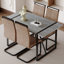 Ensemble de table et de chaises. Table de salle à manger moderne en bois aggloméré texturé en marbre gris minimaliste avec structure en métal et 4 chaises en tissu brun avec pieds noirs arqués.