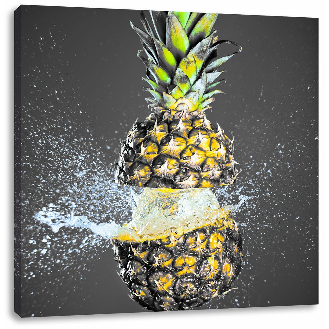 Leinwandbild Ananas mit Wasser bespritzt