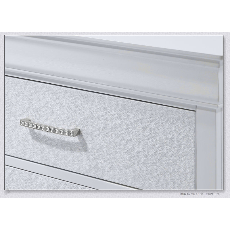 Commode haute à 5 tiroirs avec finition texturée blanche et poignées capitonnées en cristal, mobilier de chambre en bois massif durable