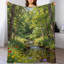 Jeté en flanelle de luxe à imprimé Forest Stream, couverture douce et chaude pour le canapé du salon-134404492