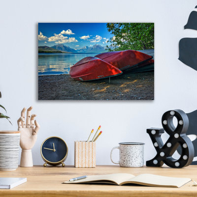 Art mural en verre Millwood Pines «Red Canoes On Lake Mcdonald» par Rick Berk