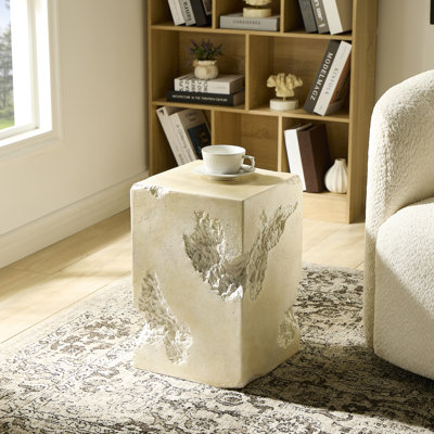 Table de bout moderne sculpturale avec texture érodée pour patio intérieur et extérieur
