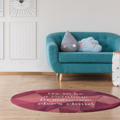 Tapis en simili-pierre qui essaie de devenir un de poly-chenille en arc