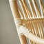 Une chaise large en rotin naturel durable